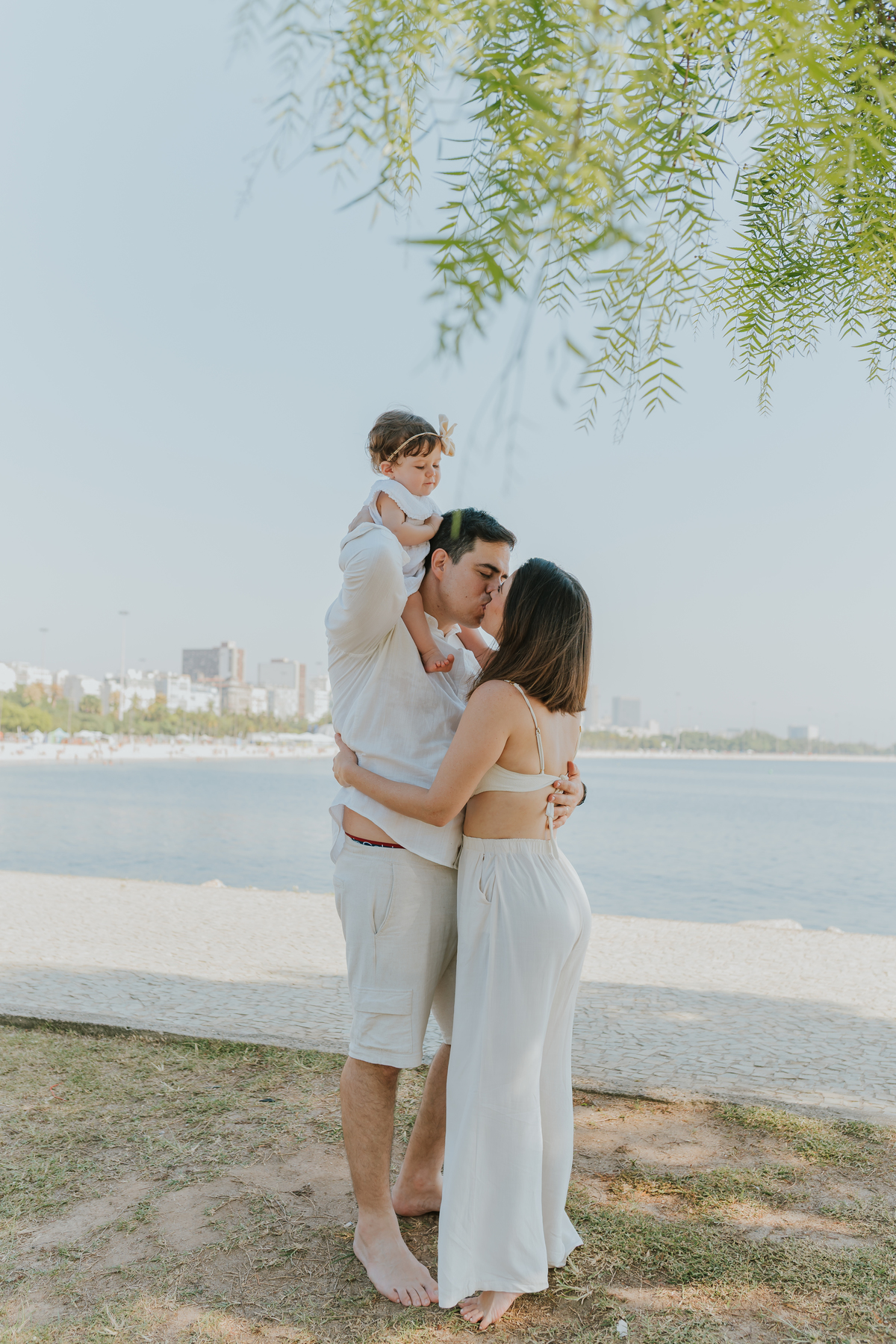 fotografia fotografa ensaio externo familia praia aterro do flamengo rio de janeiro rj 1 ano clara natureza criança 