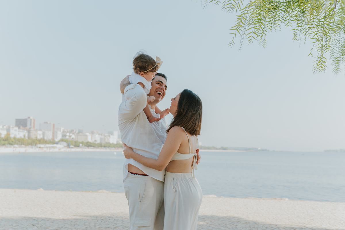 fotografia fotografa ensaio externo familia praia aterro do flamengo rio de janeiro rj 1 ano clara natureza criança 
