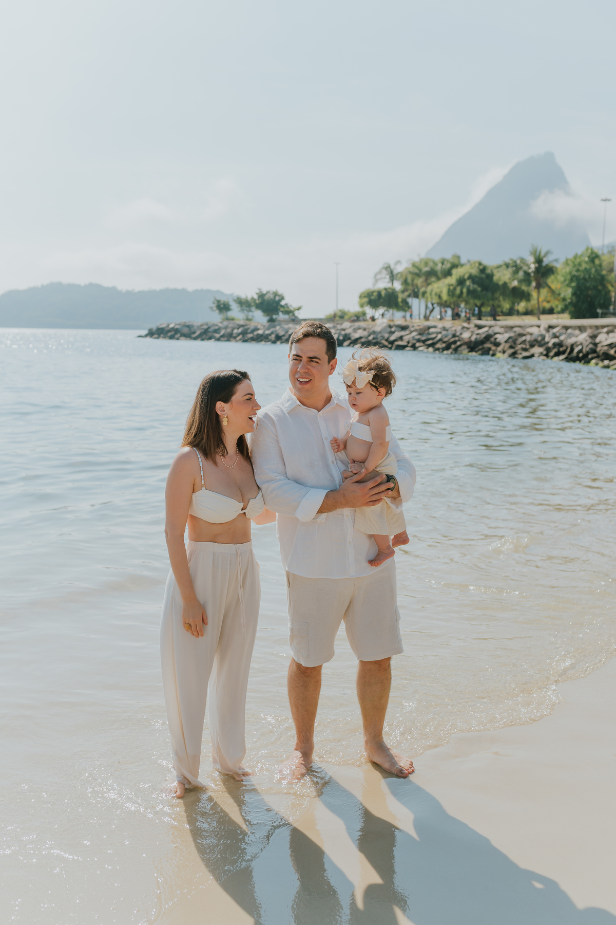 fotografia fotografa ensaio externo familia praia aterro do flamengo rio de janeiro rj 1 ano clara natureza criança 