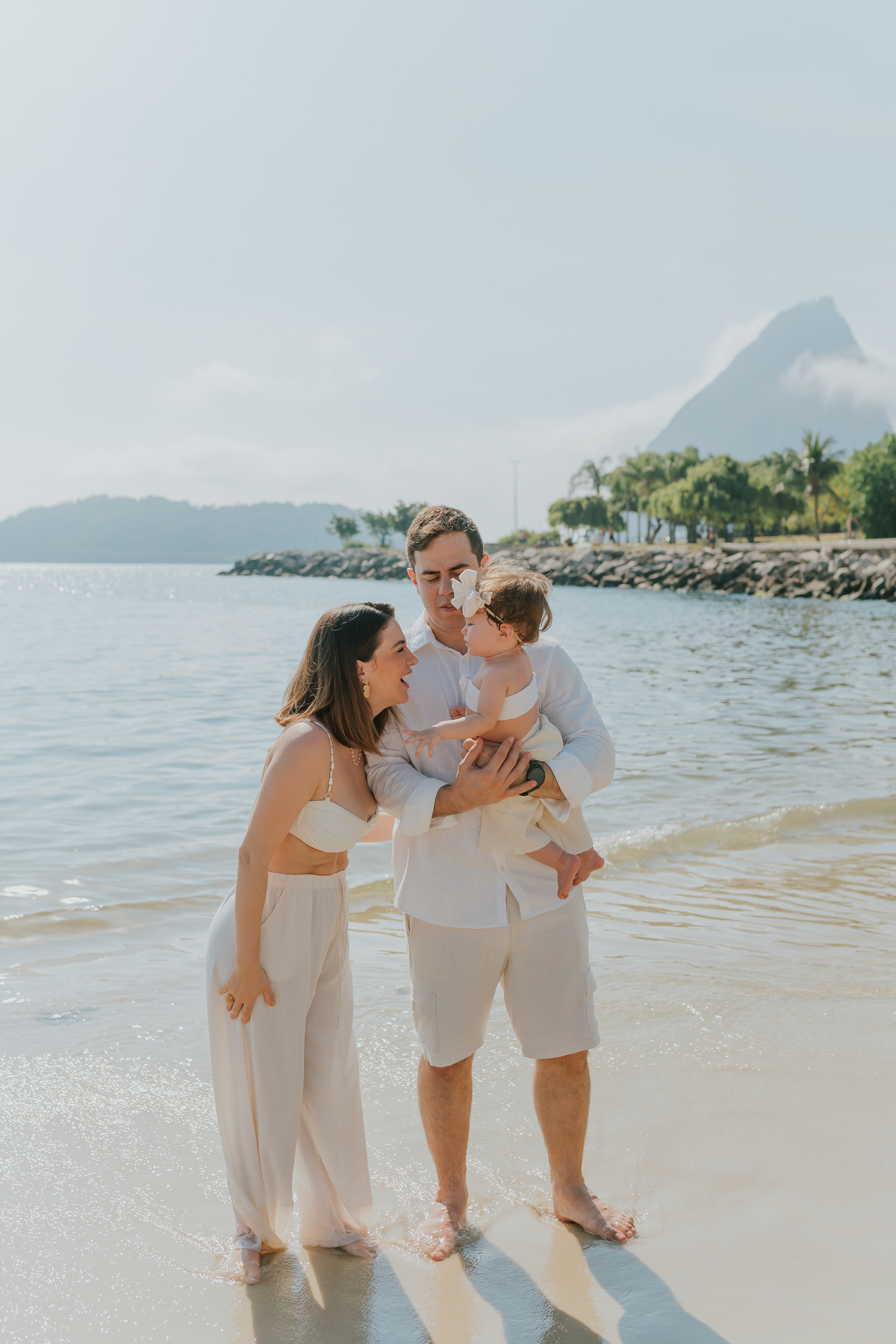 fotografia fotografa ensaio externo familia praia aterro do flamengo rio de janeiro rj 1 ano clara natureza criança 