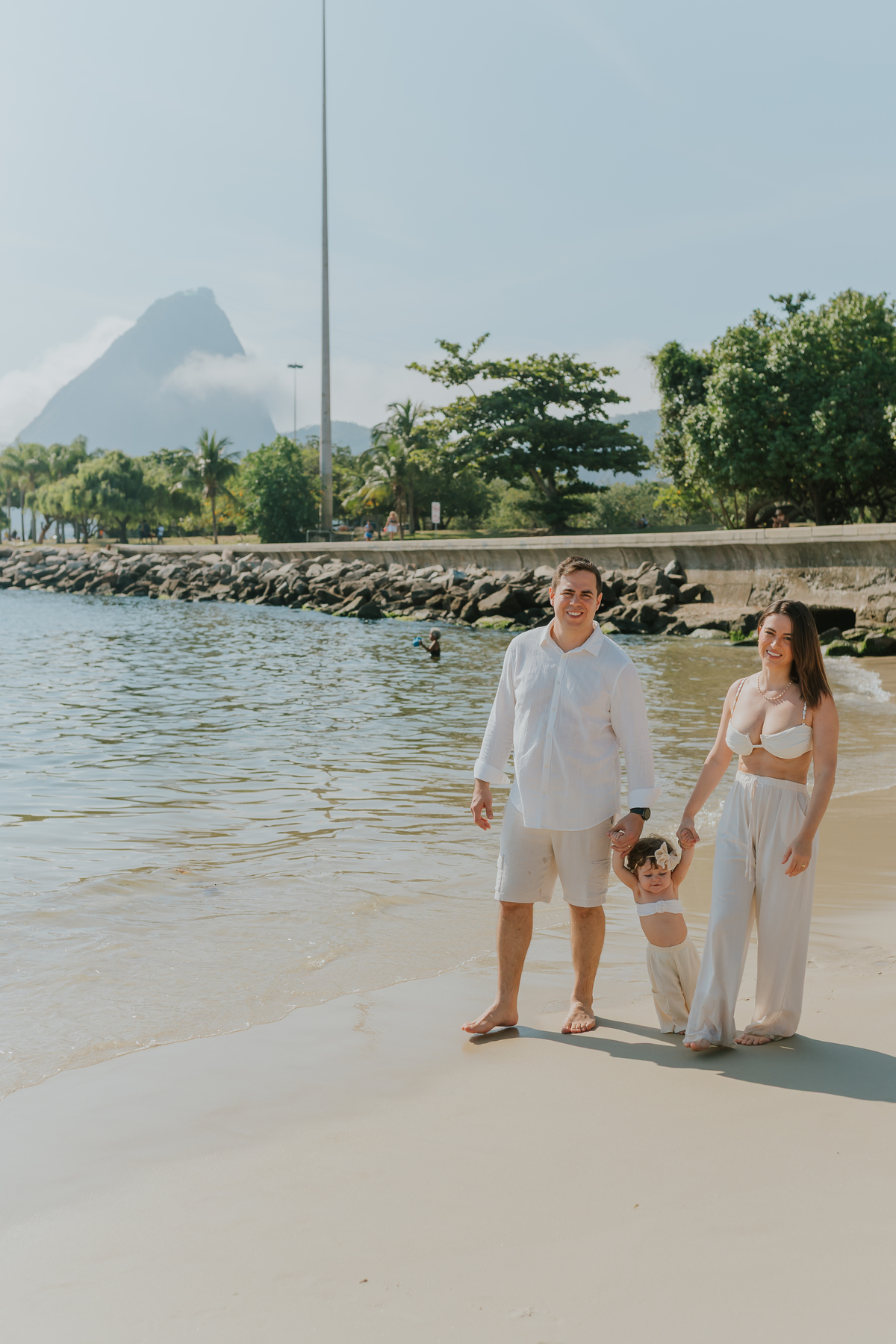 fotografia fotografa ensaio externo familia praia aterro do flamengo rio de janeiro rj 1 ano clara natureza criança 