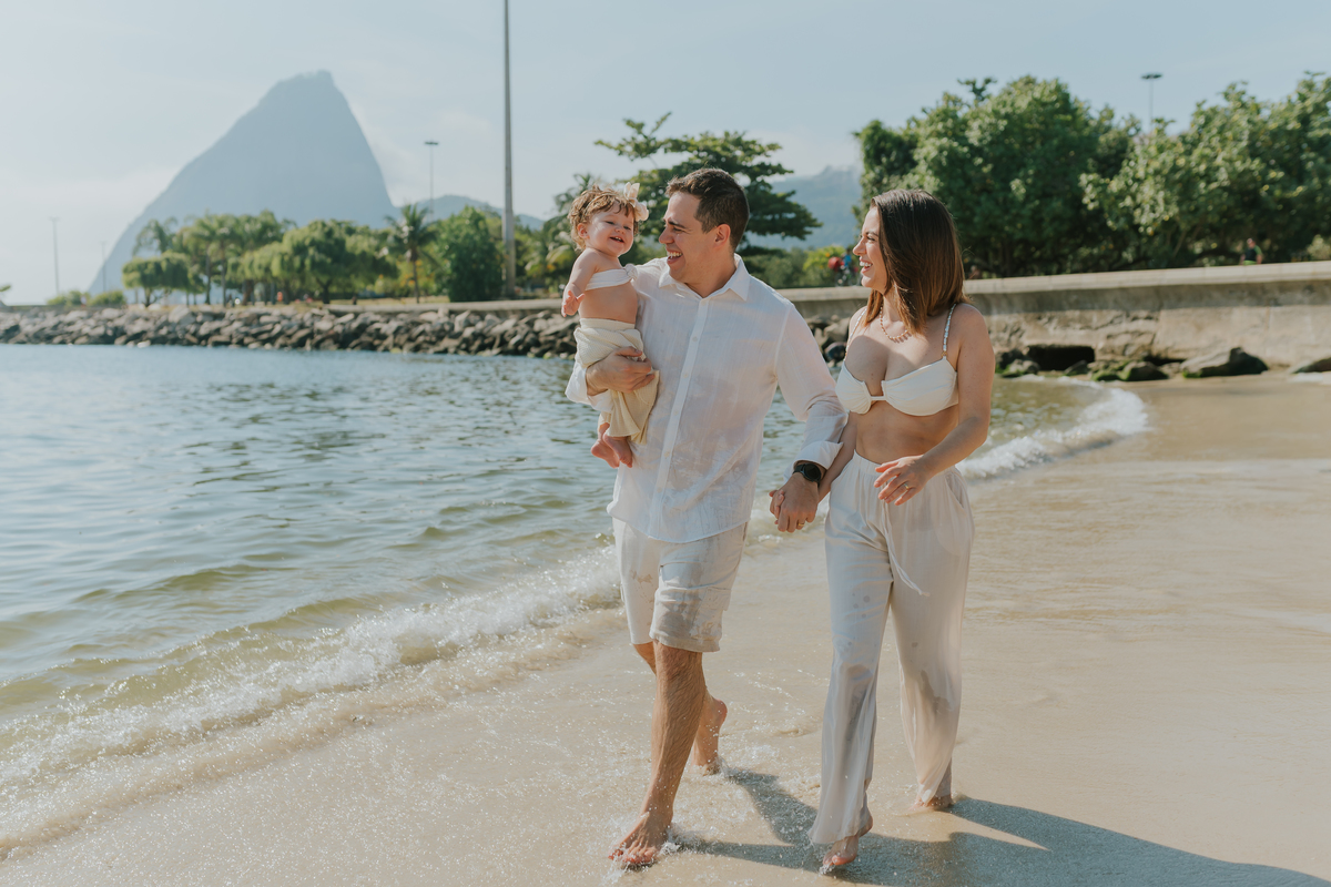 fotografia fotografa ensaio externo familia praia aterro do flamengo rio de janeiro rj 1 ano clara natureza criança 