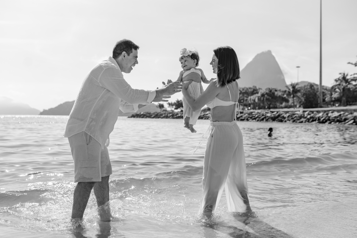 fotografia fotografa ensaio externo familia praia aterro do flamengo rio de janeiro rj 1 ano clara natureza criança 