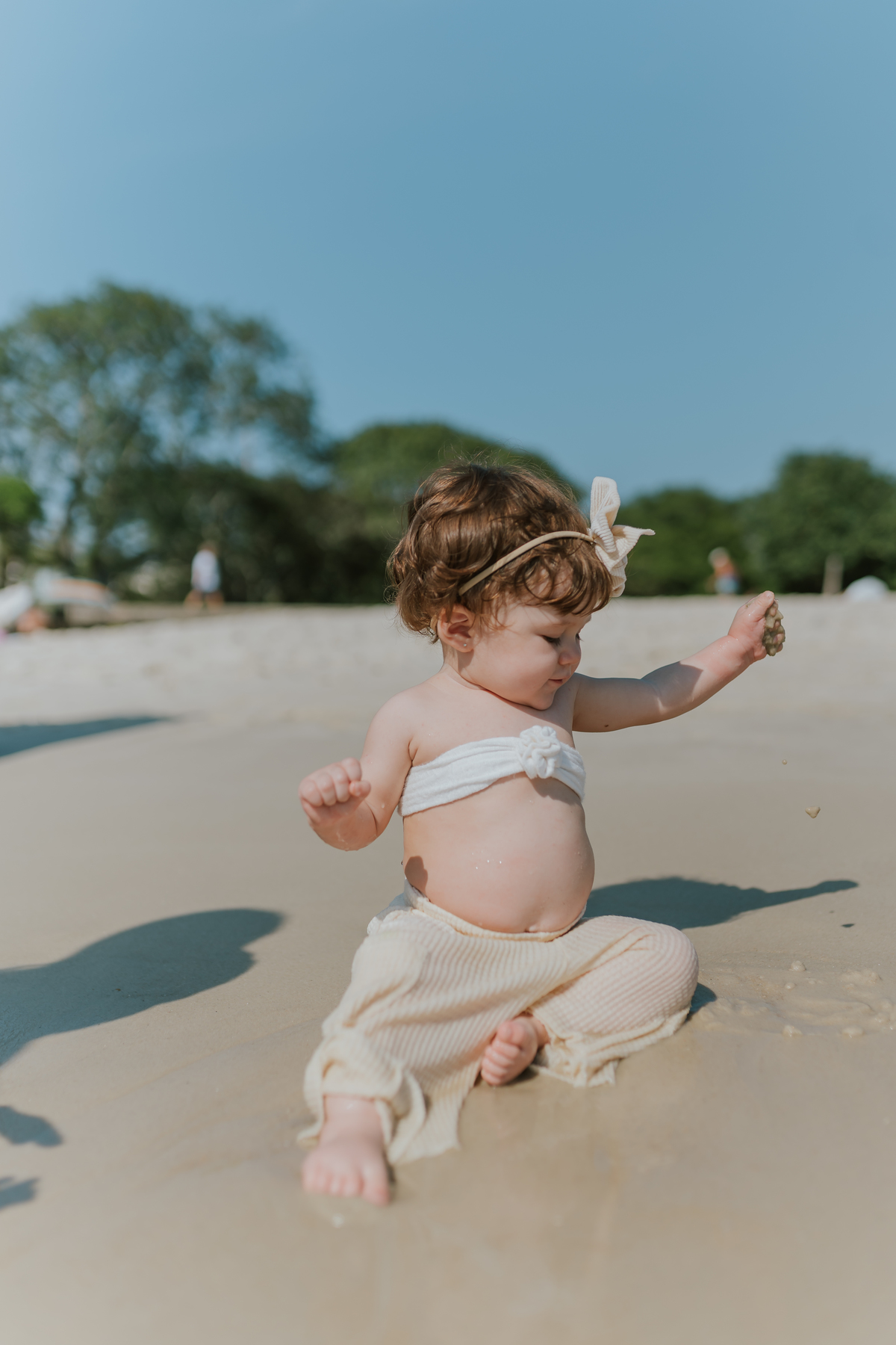 fotografia fotografa ensaio externo familia praia aterro do flamengo rio de janeiro rj 1 ano clara natureza criança 
