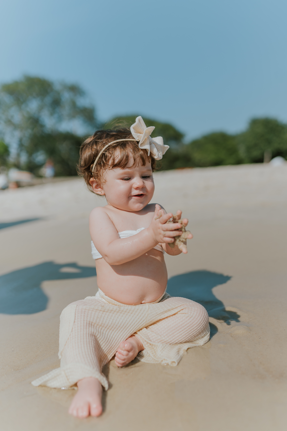 fotografia fotografa ensaio externo familia praia aterro do flamengo rio de janeiro rj 1 ano clara natureza criança 