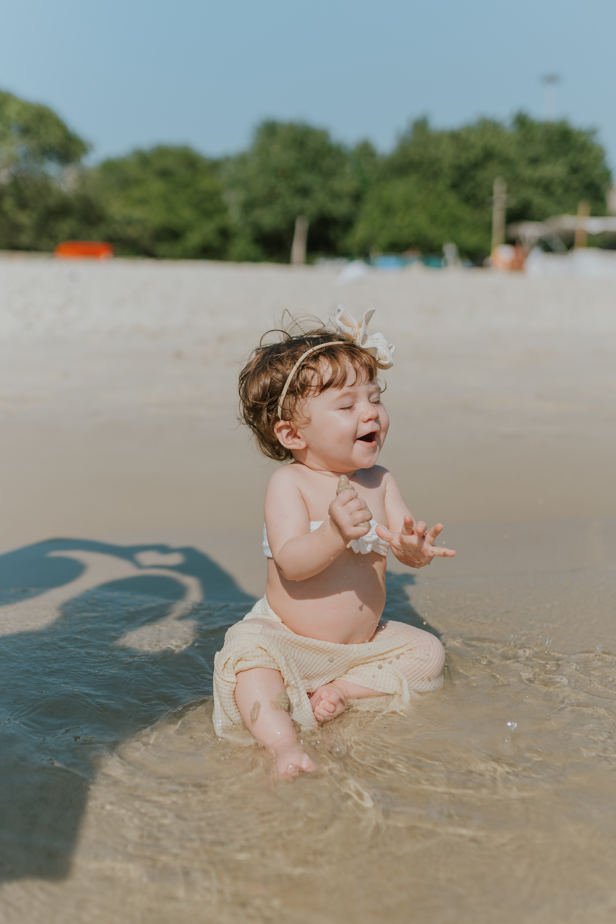 fotografia fotografa ensaio externo familia praia aterro do flamengo rio de janeiro rj 1 ano clara natureza criança 