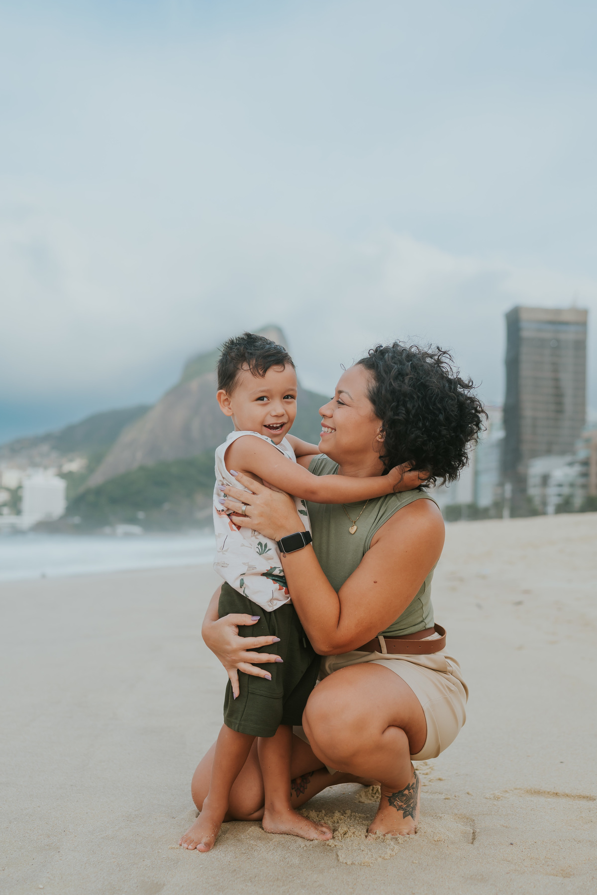 fotografia fotografa ensaio familia externo ao ar livre praia do Leblon Ipanema rio de janeiro rj espontâneo natural 