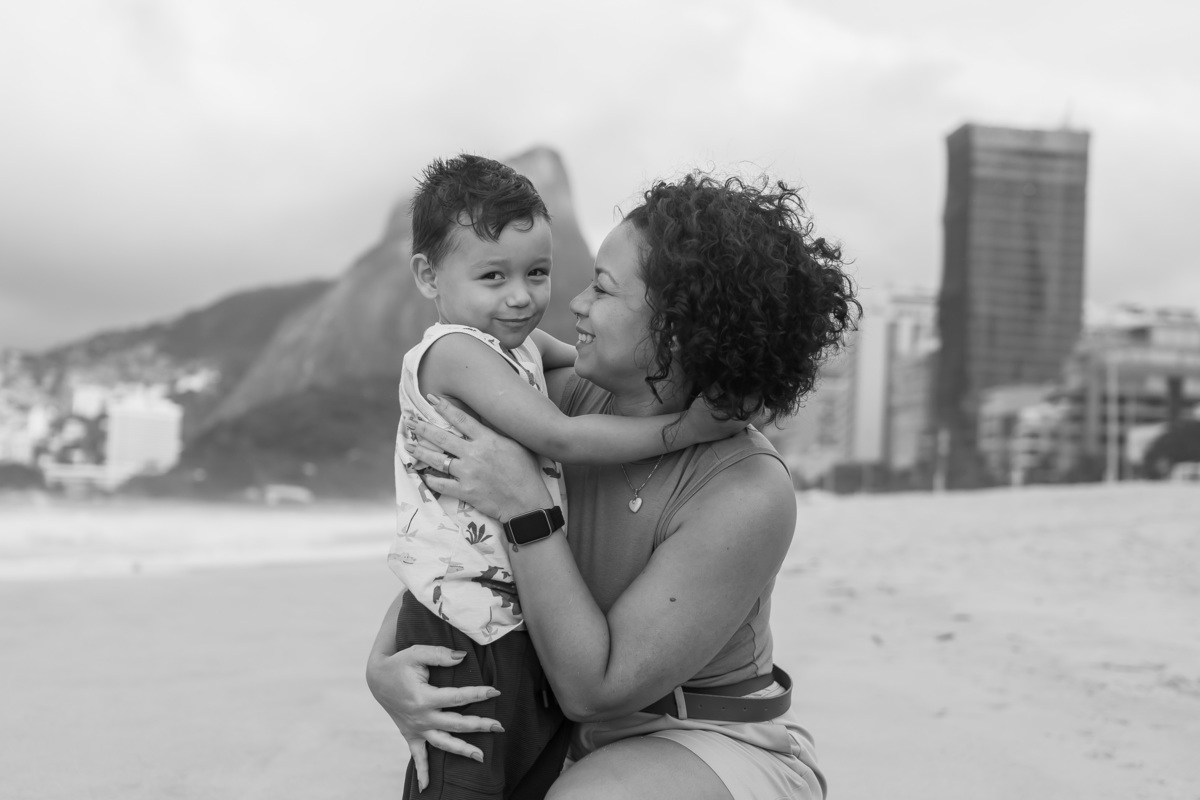fotografia fotografa ensaio familia externo ao ar livre praia do Leblon Ipanema rio de janeiro rj espontâneo natural 