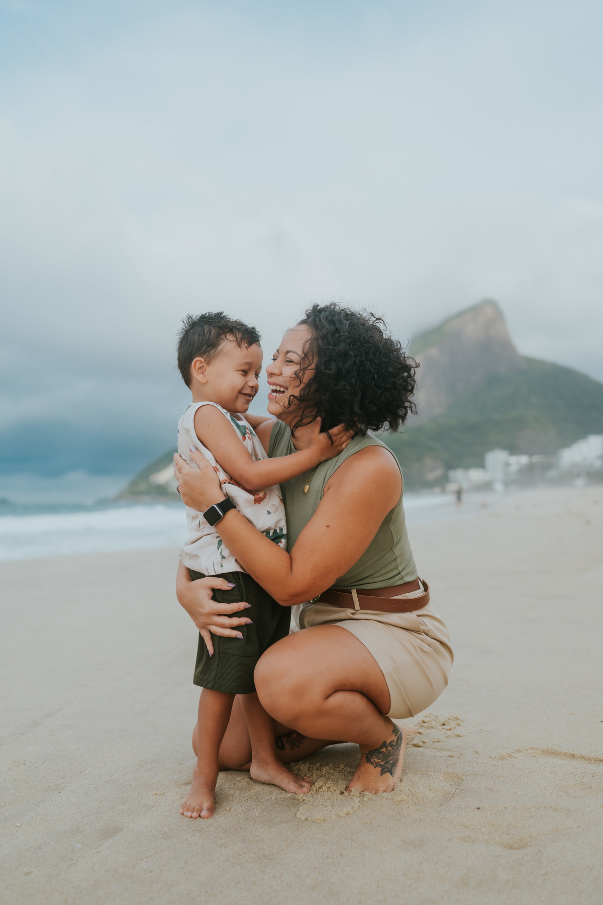 fotografia fotografa ensaio familia externo ao ar livre praia do Leblon Ipanema rio de janeiro rj espontâneo natural 