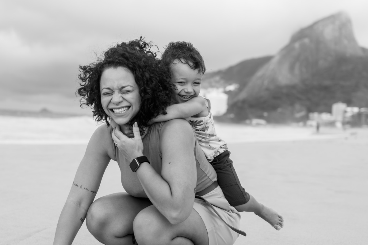 fotografia fotografa ensaio familia externo ao ar livre praia do Leblon Ipanema rio de janeiro rj espontâneo natural 