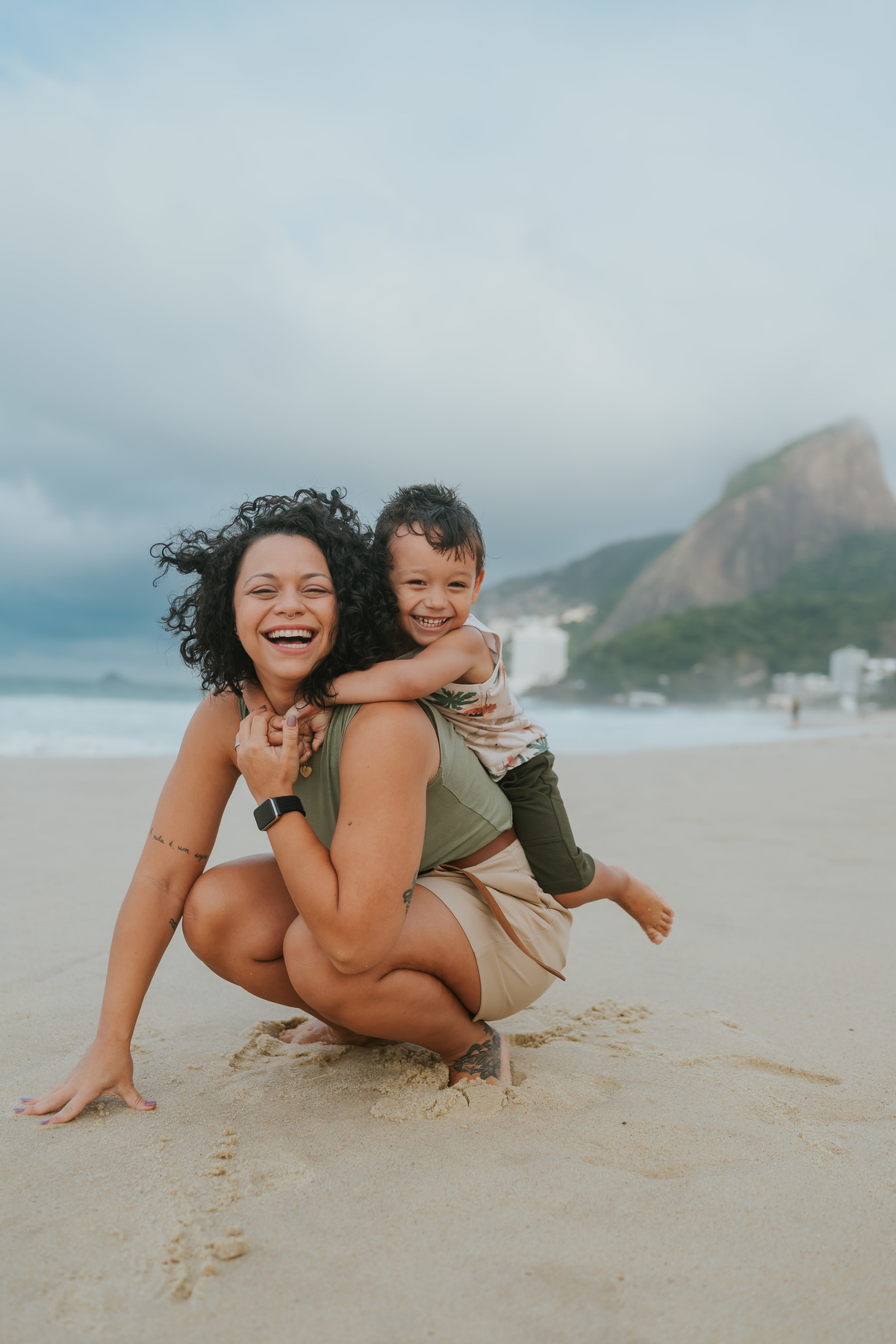fotografia fotografa ensaio familia externo ao ar livre praia do Leblon Ipanema rio de janeiro rj espontâneo natural 