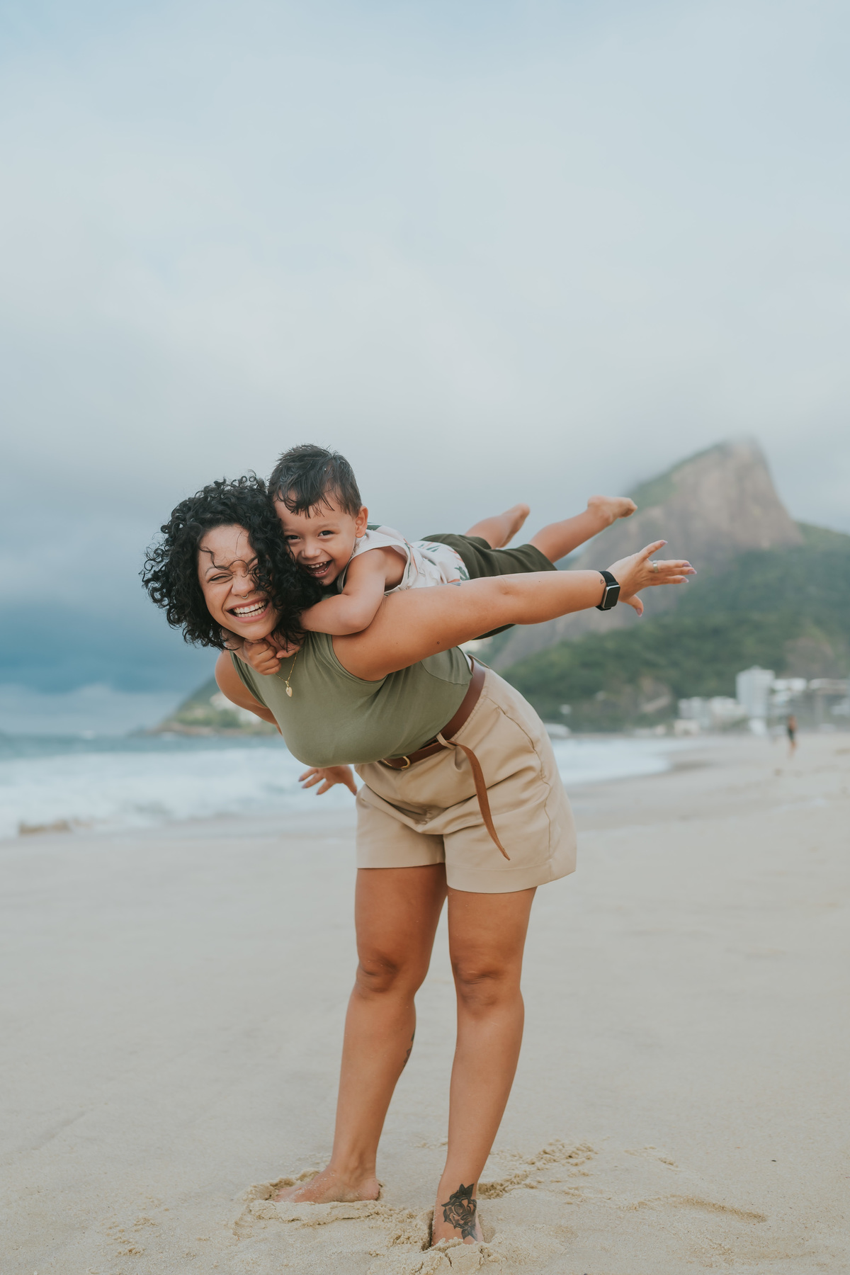 fotografia fotografa ensaio familia externo ao ar livre praia do Leblon Ipanema rio de janeiro rj espontâneo natural 