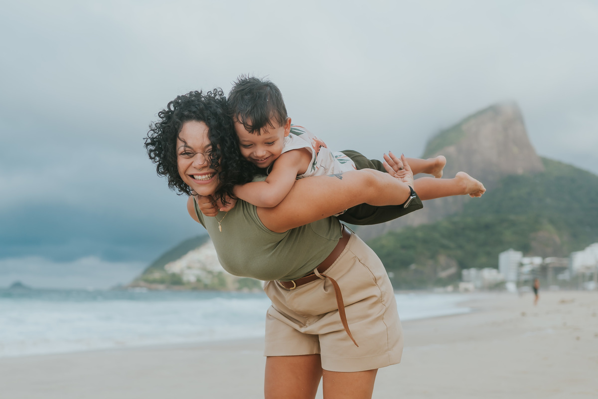 fotografia fotografa ensaio familia externo ao ar livre praia do Leblon Ipanema rio de janeiro rj espontâneo natural 