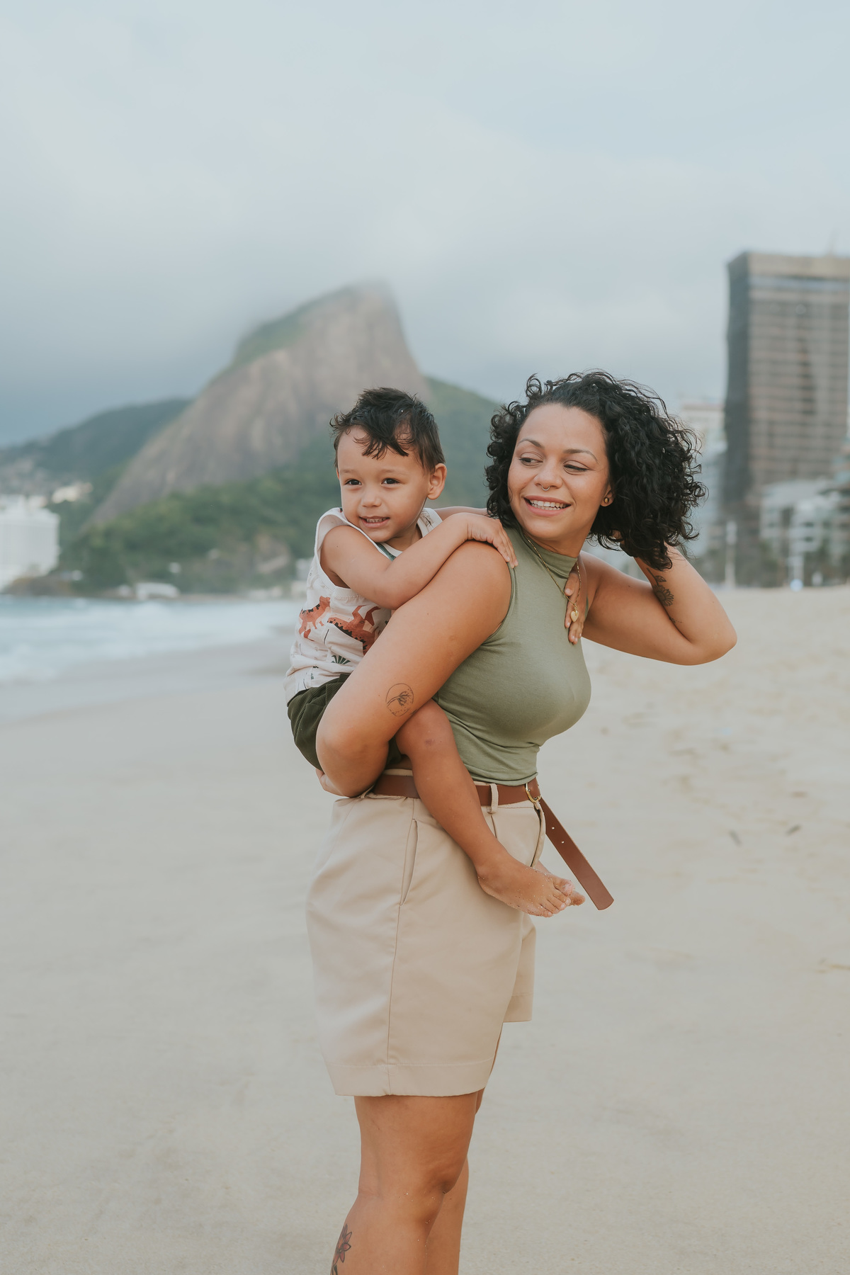 fotografia fotografa ensaio familia externo ao ar livre praia do Leblon Ipanema rio de janeiro rj espontâneo natural 