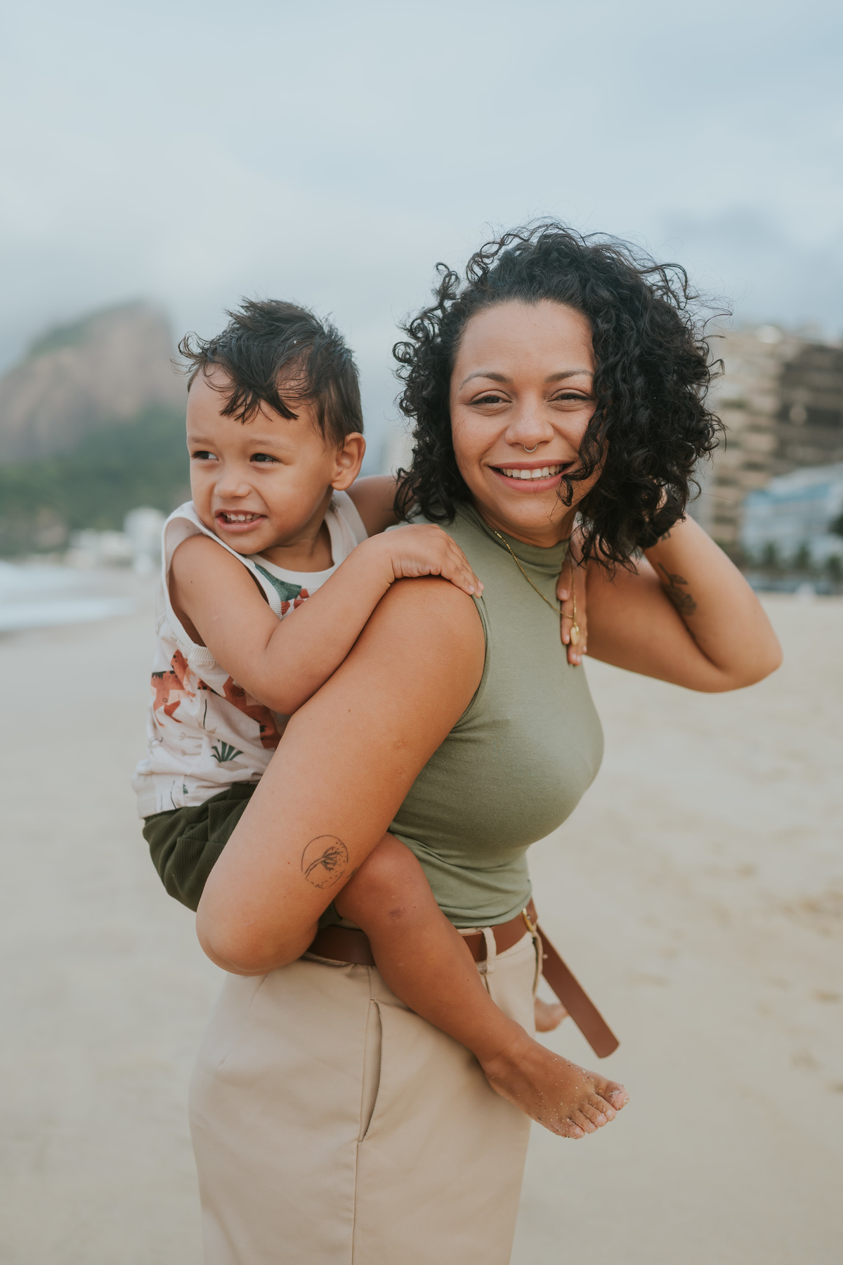 fotografia fotografa ensaio familia externo ao ar livre praia do Leblon Ipanema rio de janeiro rj espontâneo natural 