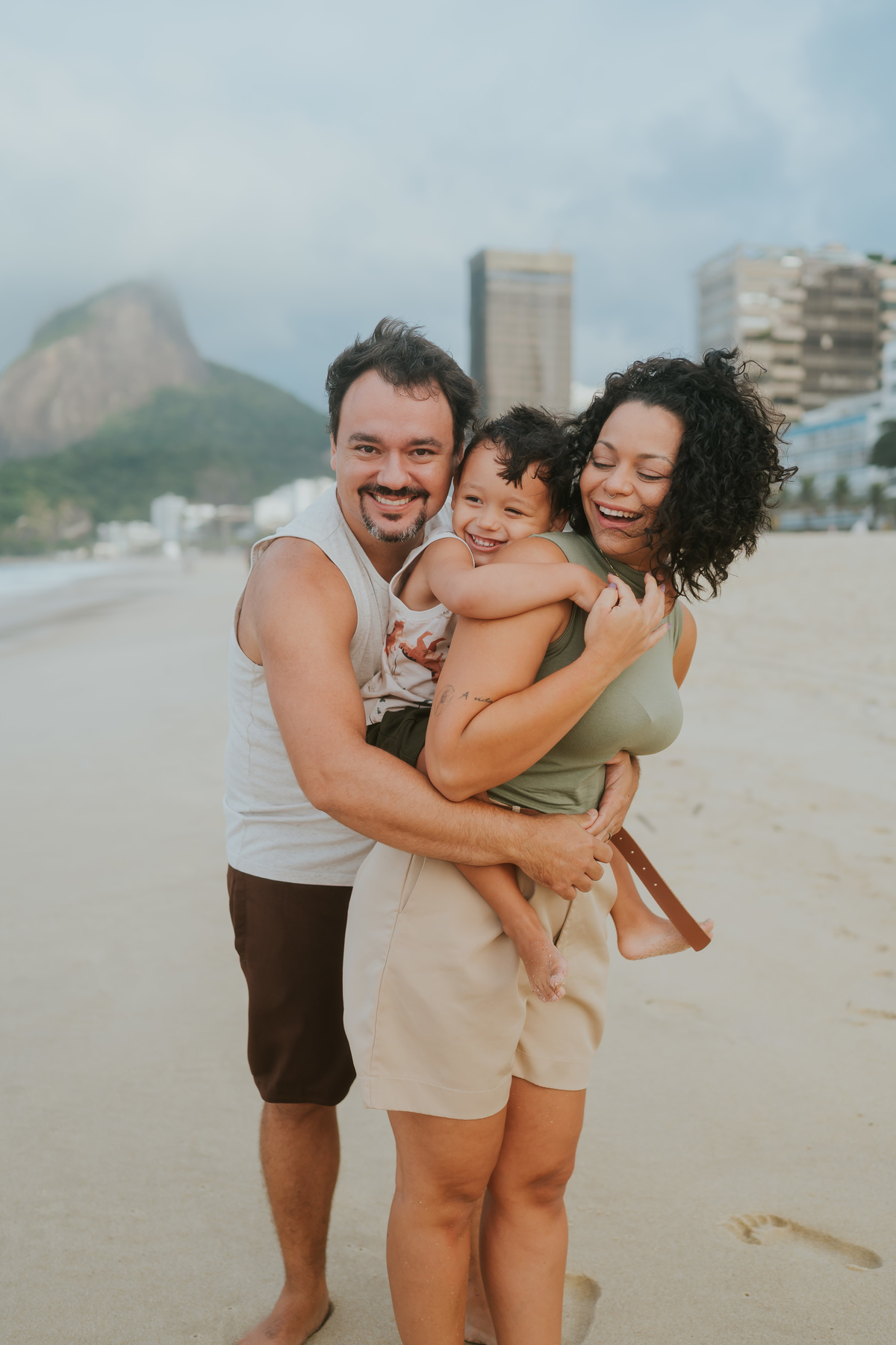 fotografia fotografa ensaio familia externo ao ar livre praia do Leblon Ipanema rio de janeiro rj espontâneo natural 
