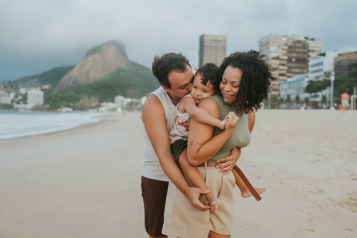 fotografia fotografa ensaio familia externo ao ar livre praia do Leblon Ipanema rio de janeiro rj espontâneo natural 