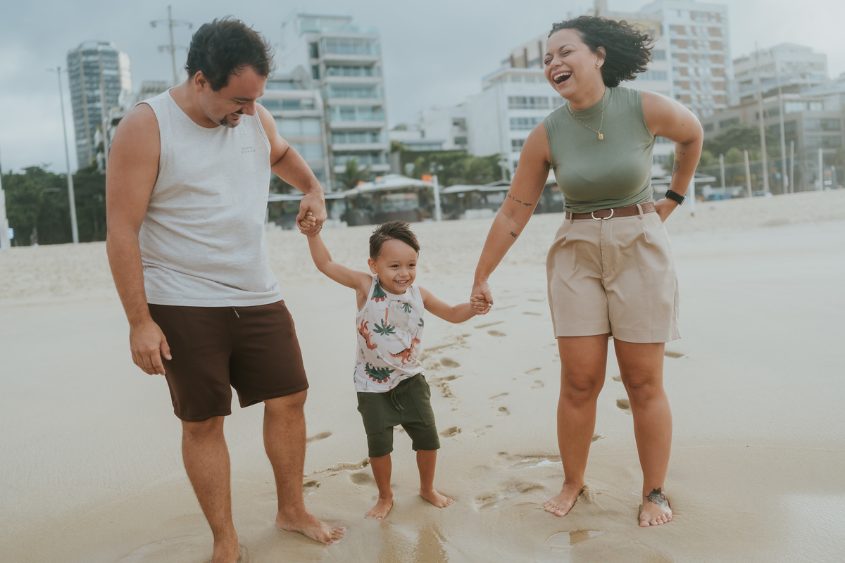 fotografia fotografa ensaio familia externo ao ar livre praia do Leblon Ipanema rio de janeiro rj espontâneo natural 