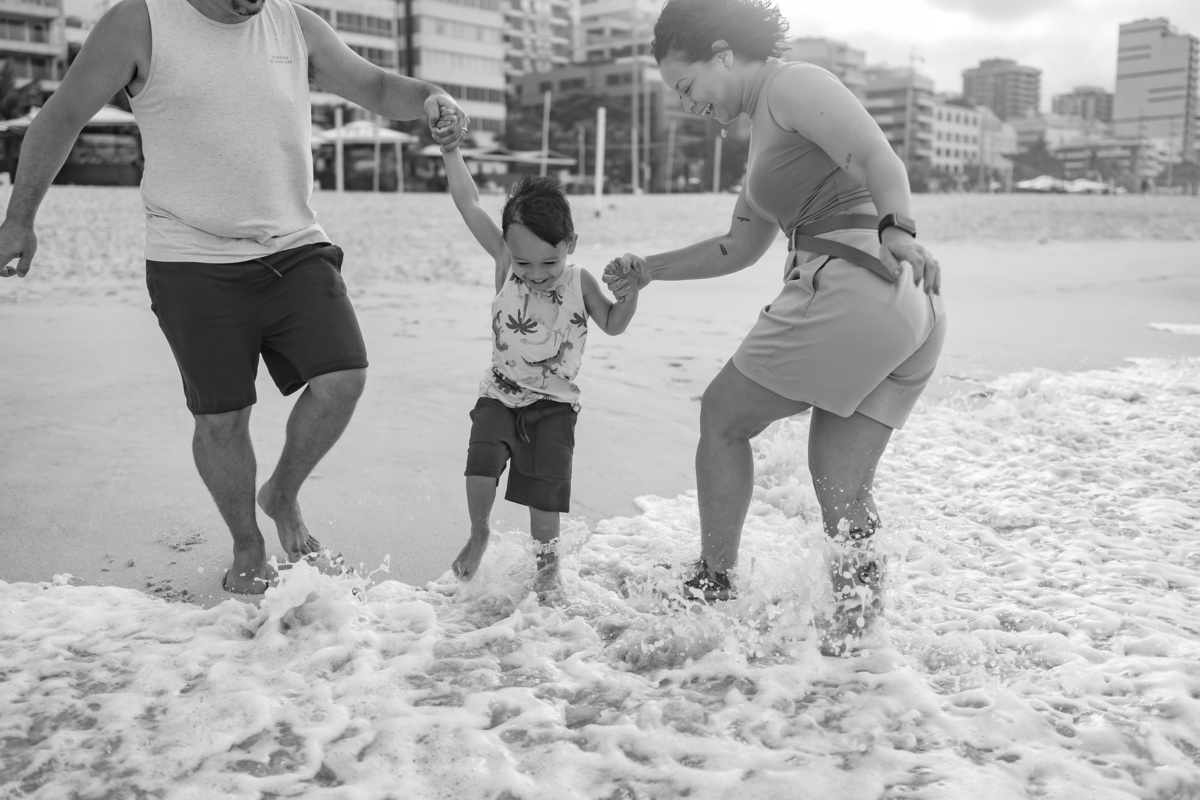 fotografia fotografa ensaio familia externo ao ar livre praia do Leblon Ipanema rio de janeiro rj espontâneo natural 