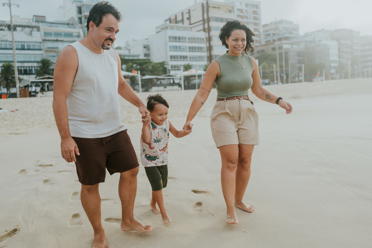 fotografia fotografa ensaio familia externo ao ar livre praia do Leblon Ipanema rio de janeiro rj espontâneo natural 