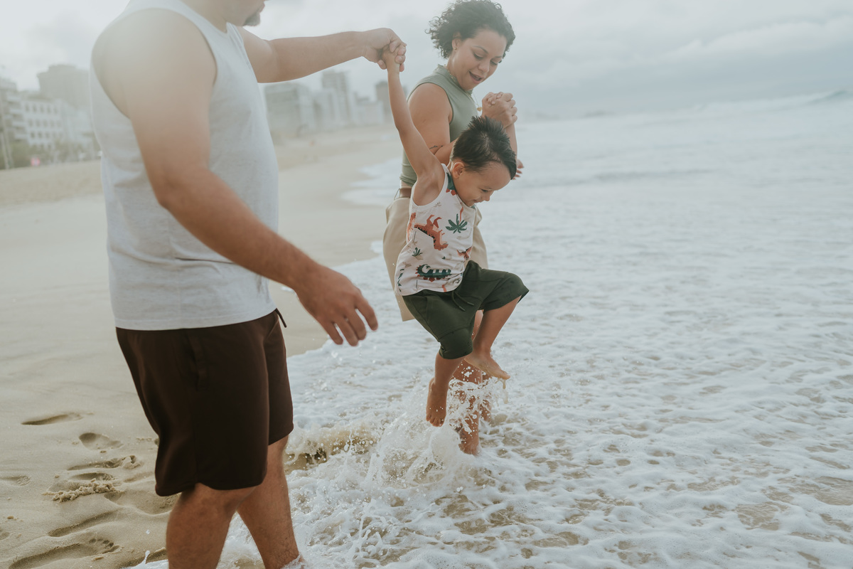 fotografia fotografa ensaio familia externo ao ar livre praia do Leblon Ipanema rio de janeiro rj espontâneo natural 