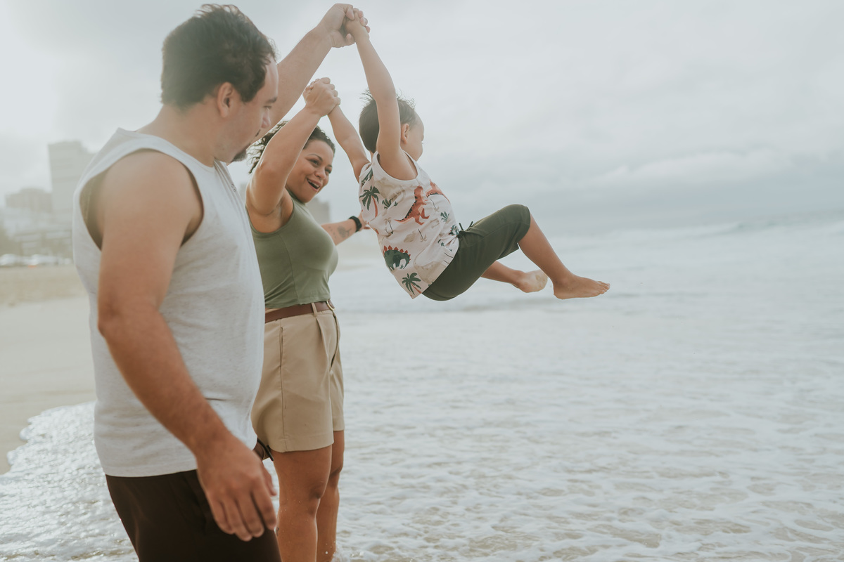 fotografia fotografa ensaio familia externo ao ar livre praia do Leblon Ipanema rio de janeiro rj espontâneo natural 