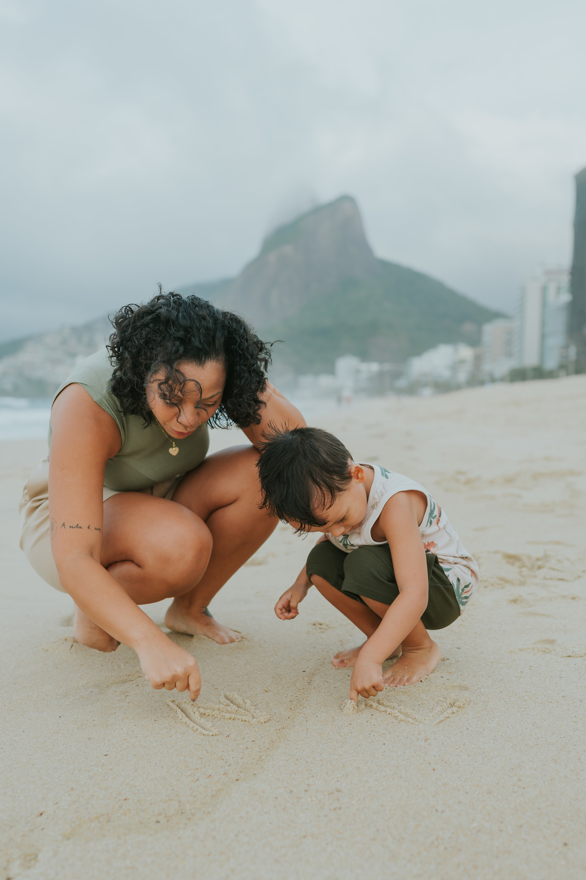 fotografia fotografa ensaio familia externo ao ar livre praia do Leblon Ipanema rio de janeiro rj espontâneo natural 
