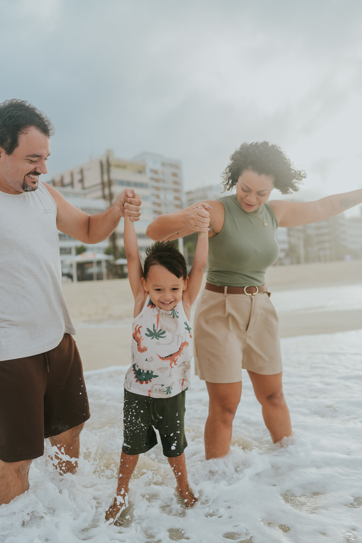 fotografia fotografa ensaio familia externo ao ar livre praia do Leblon Ipanema rio de janeiro rj espontâneo natural 
