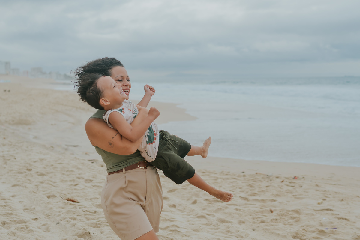 fotografia fotografa ensaio familia externo ao ar livre praia do Leblon Ipanema rio de janeiro rj espontâneo natural 