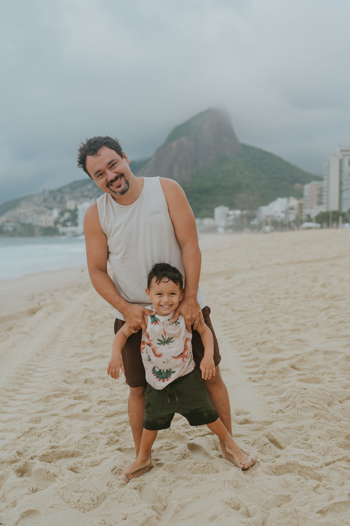 fotografia fotografa ensaio familia externo ao ar livre praia do Leblon Ipanema rio de janeiro rj espontâneo natural 