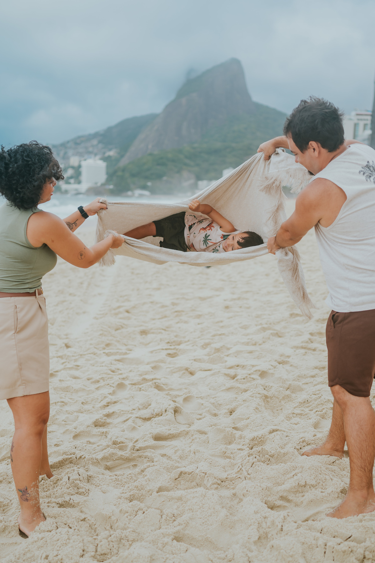 fotografia fotografa ensaio familia externo ao ar livre praia do Leblon Ipanema rio de janeiro rj espontâneo natural 