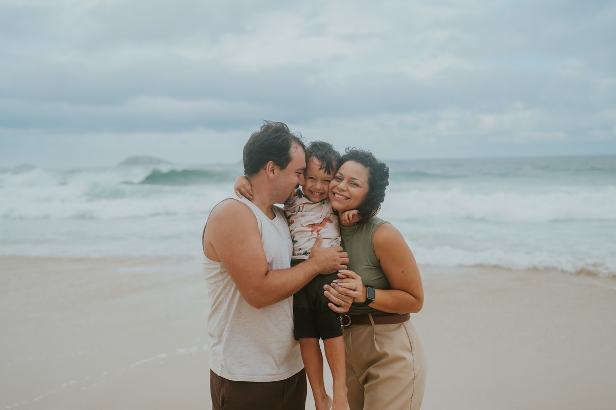 fotografia fotografa ensaio familia externo ao ar livre praia do Leblon Ipanema rio de janeiro rj espontâneo natural 
