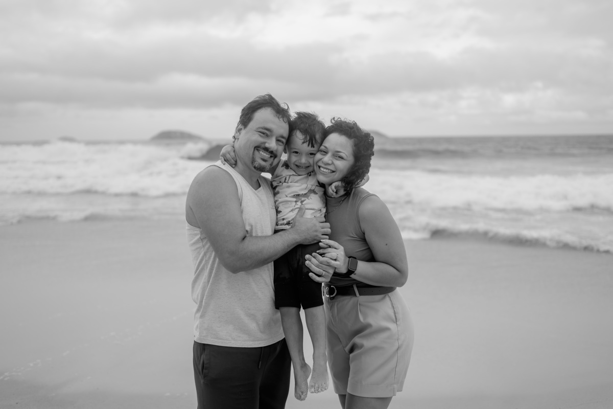 fotografia fotografa ensaio familia externo ao ar livre praia do Leblon Ipanema rio de janeiro rj espontâneo natural 