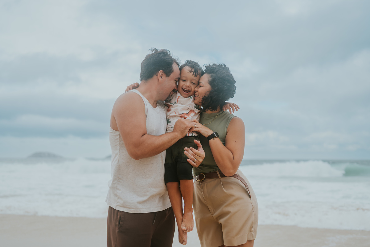 fotografia fotografa ensaio familia externo ao ar livre praia do Leblon Ipanema rio de janeiro rj espontâneo natural 