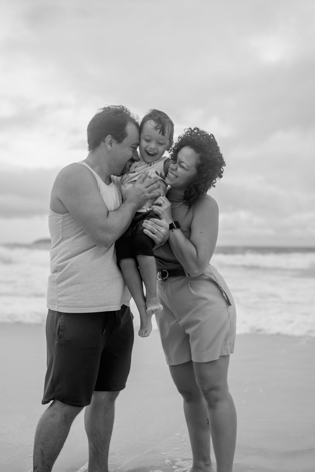 fotografia fotografa ensaio familia externo ao ar livre praia do Leblon Ipanema rio de janeiro rj espontâneo natural 