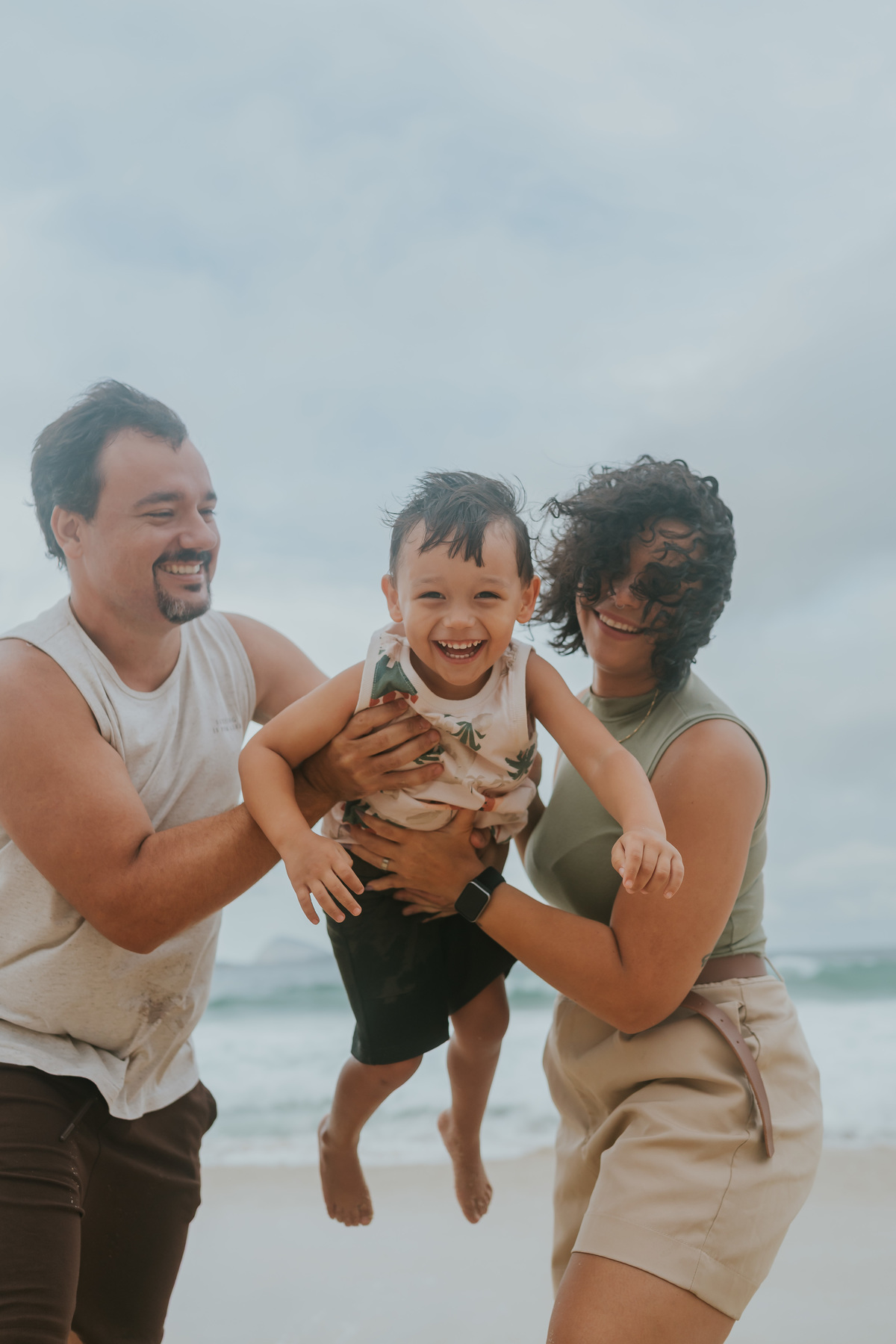 fotografia fotografa ensaio familia externo ao ar livre praia do Leblon Ipanema rio de janeiro rj espontâneo natural 