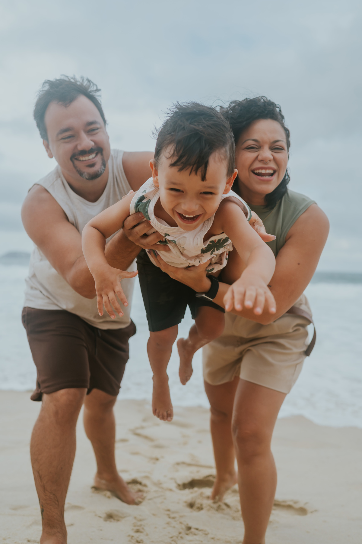 fotografia fotografa ensaio familia externo ao ar livre praia do Leblon Ipanema rio de janeiro rj espontâneo natural 