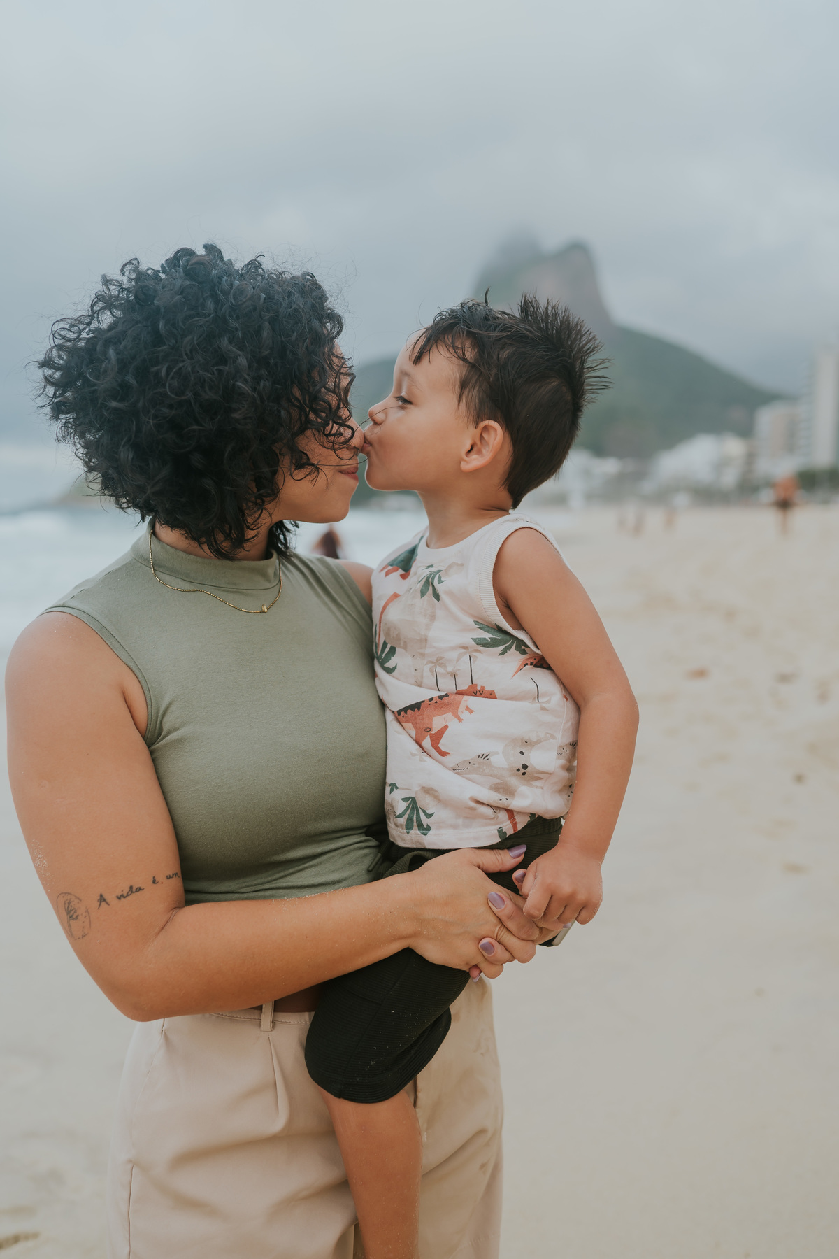 fotografia fotografa ensaio familia externo ao ar livre praia do Leblon Ipanema rio de janeiro rj espontâneo natural 