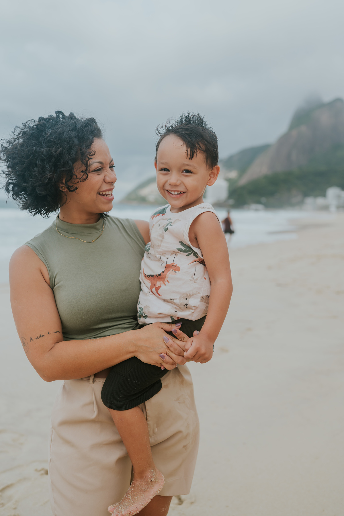 fotografia fotografa ensaio familia externo ao ar livre praia do Leblon Ipanema rio de janeiro rj espontâneo natural 
