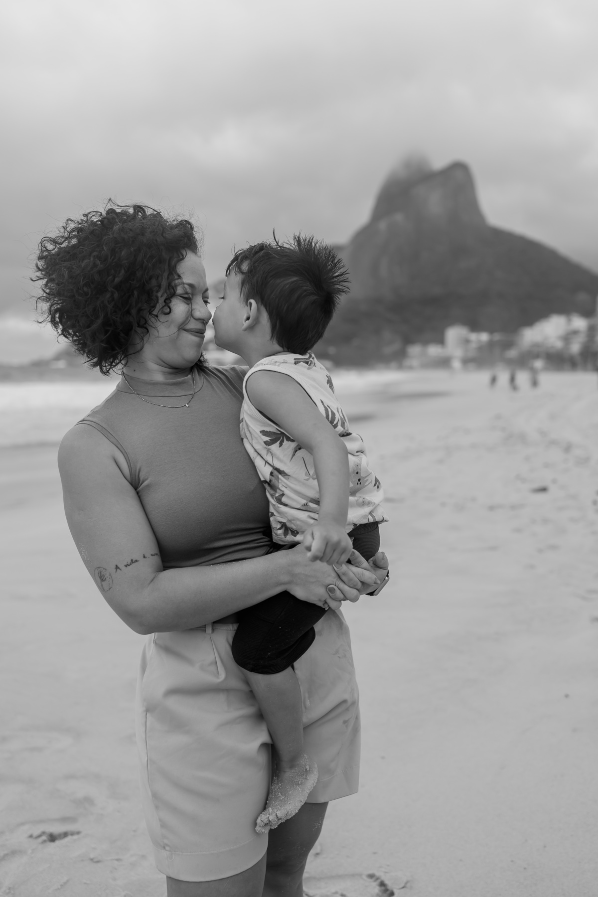 fotografia fotografa ensaio familia externo ao ar livre praia do Leblon Ipanema rio de janeiro rj espontâneo natural 