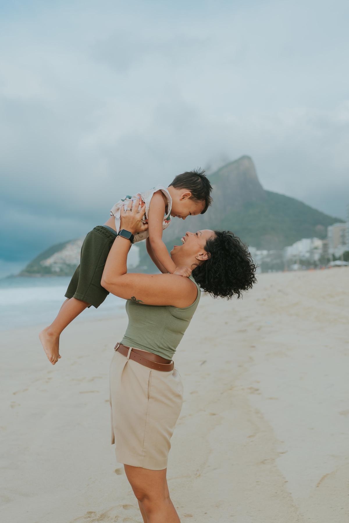 fotografia fotografa ensaio familia externo ao ar livre praia do Leblon Ipanema rio de janeiro rj espontâneo natural 