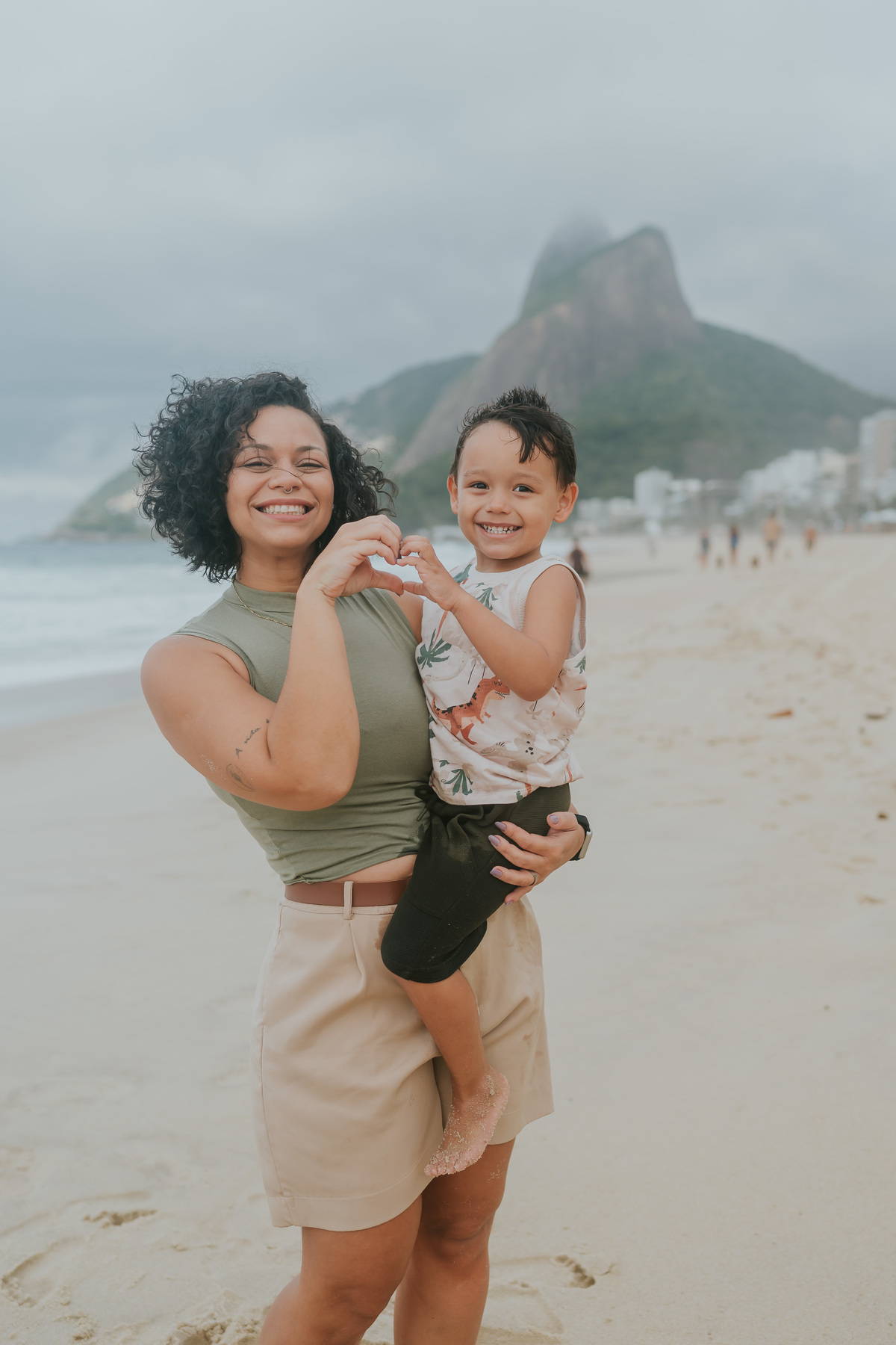 fotografia fotografa ensaio familia externo ao ar livre praia do Leblon Ipanema rio de janeiro rj espontâneo natural 