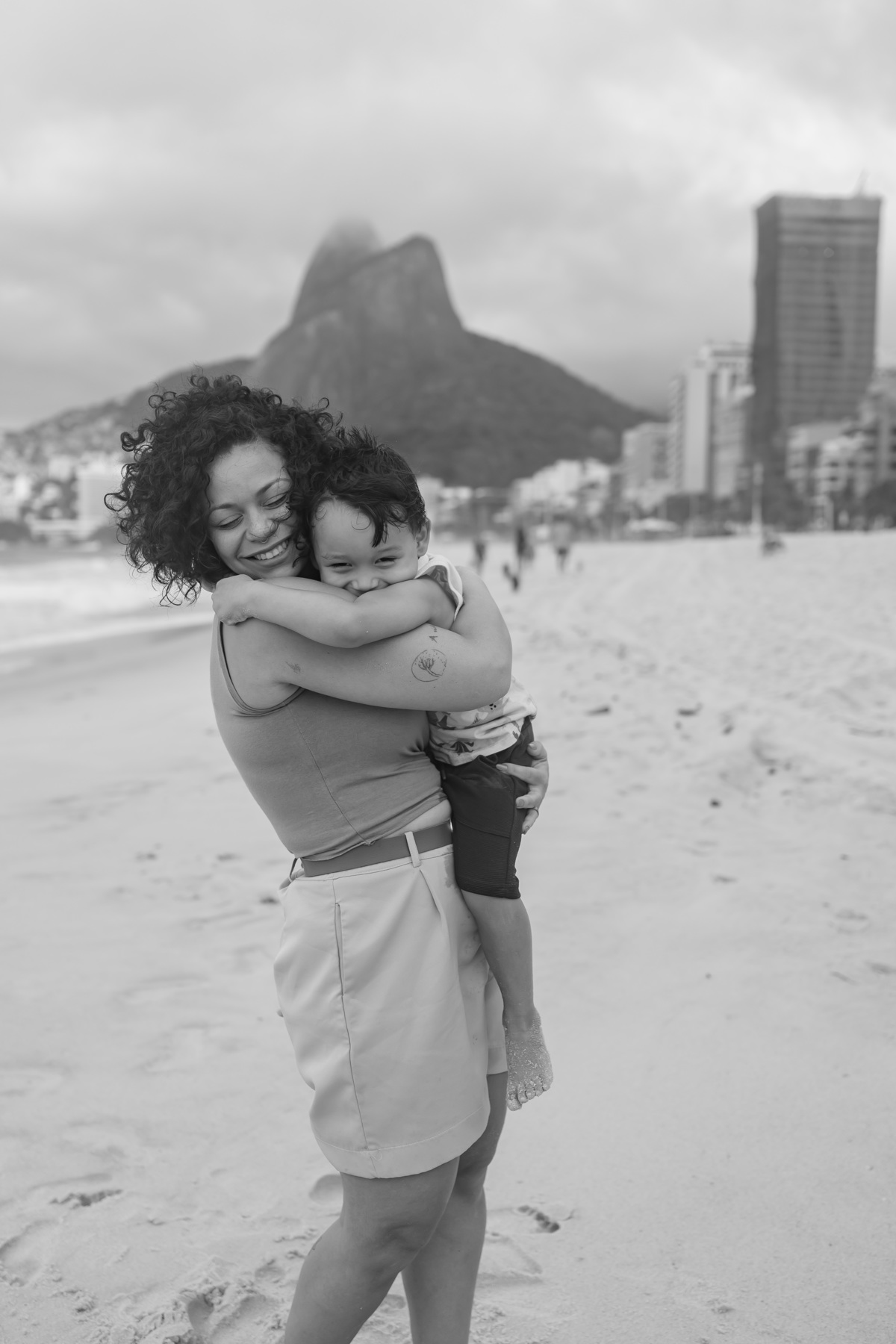 fotografia fotografa ensaio familia externo ao ar livre praia do Leblon Ipanema rio de janeiro rj espontâneo natural 
