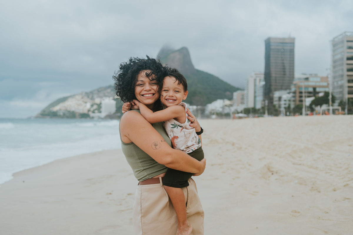 fotografia fotografa ensaio familia externo ao ar livre praia do Leblon Ipanema rio de janeiro rj espontâneo natural 