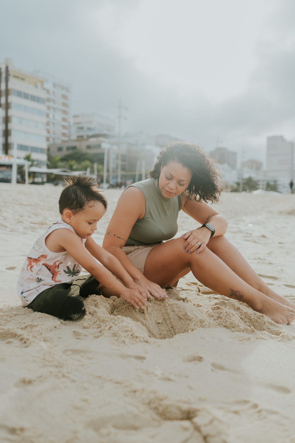 fotografia fotografa ensaio familia externo ao ar livre praia do Leblon Ipanema rio de janeiro rj espontâneo natural 
