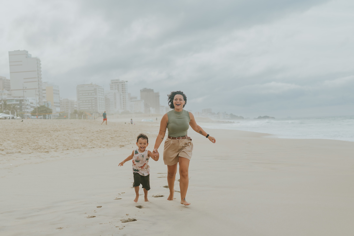 fotografia fotografa ensaio familia externo ao ar livre praia do Leblon Ipanema rio de janeiro rj espontâneo natural 
