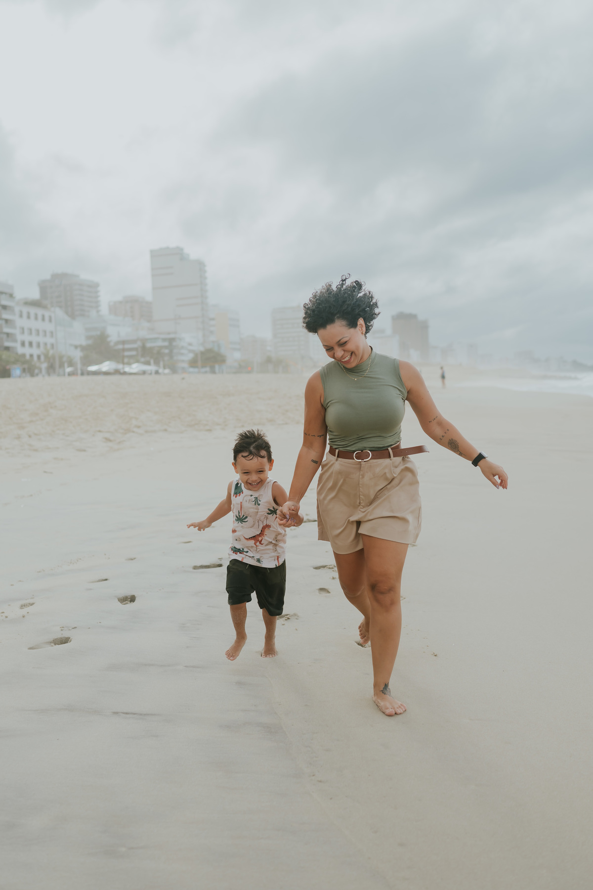 fotografia fotografa ensaio familia externo ao ar livre praia do Leblon Ipanema rio de janeiro rj espontâneo natural 