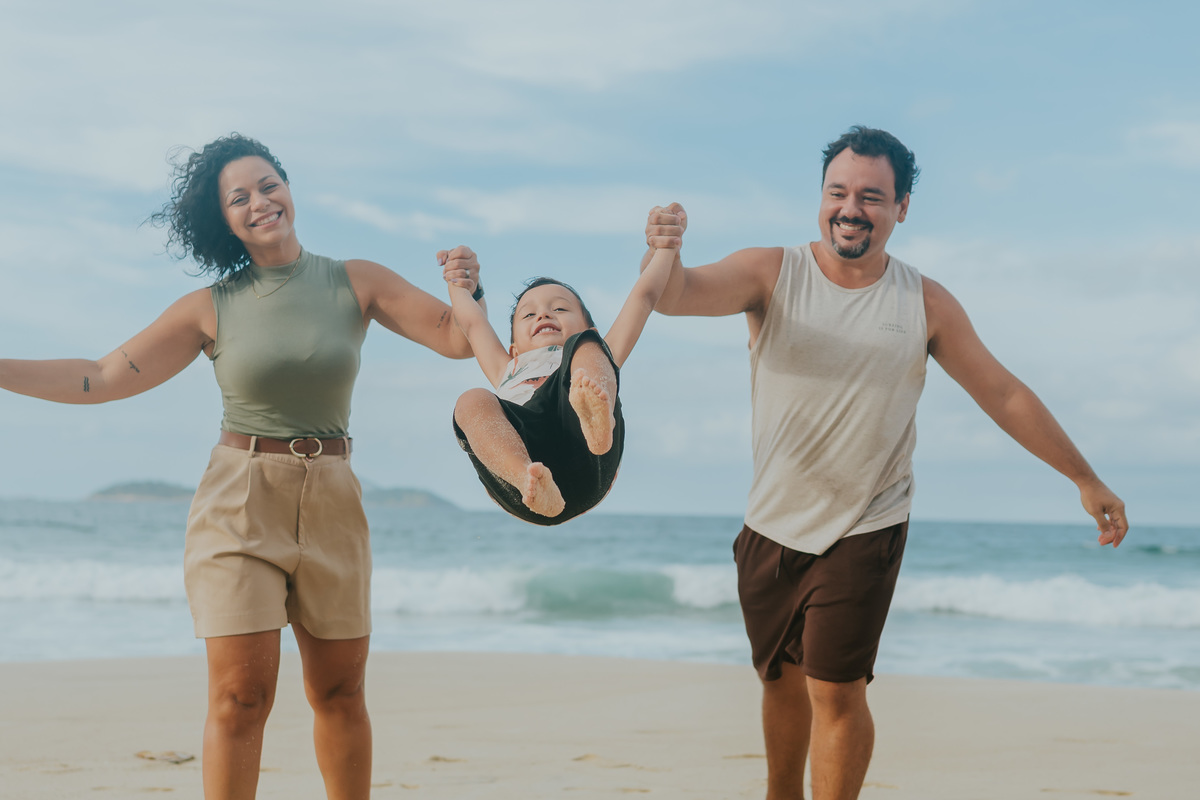 fotografia fotografa ensaio familia externo ao ar livre praia do Leblon Ipanema rio de janeiro rj espontâneo natural 