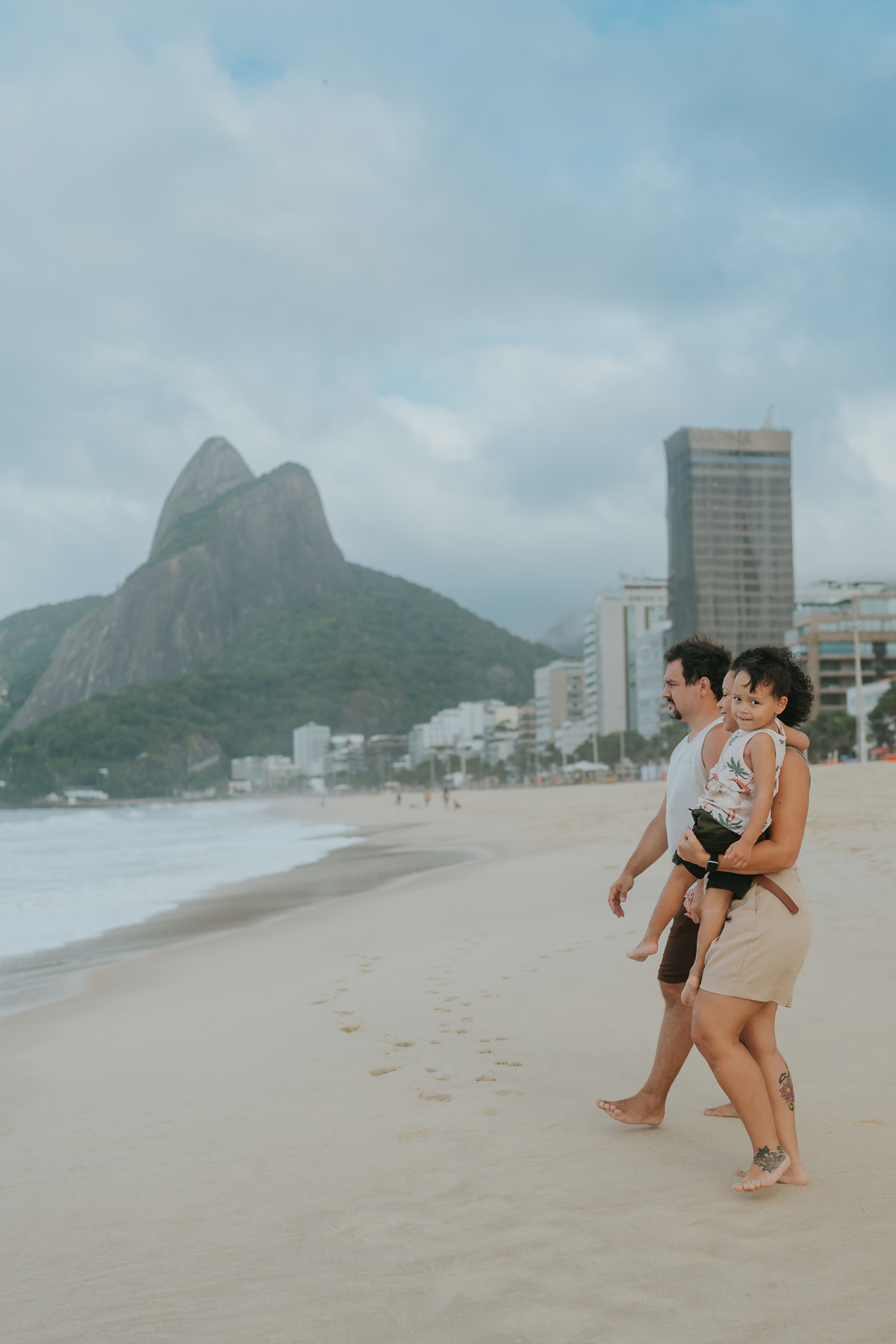 fotografia fotografa ensaio familia externo ao ar livre praia do Leblon Ipanema rio de janeiro rj espontâneo natural 