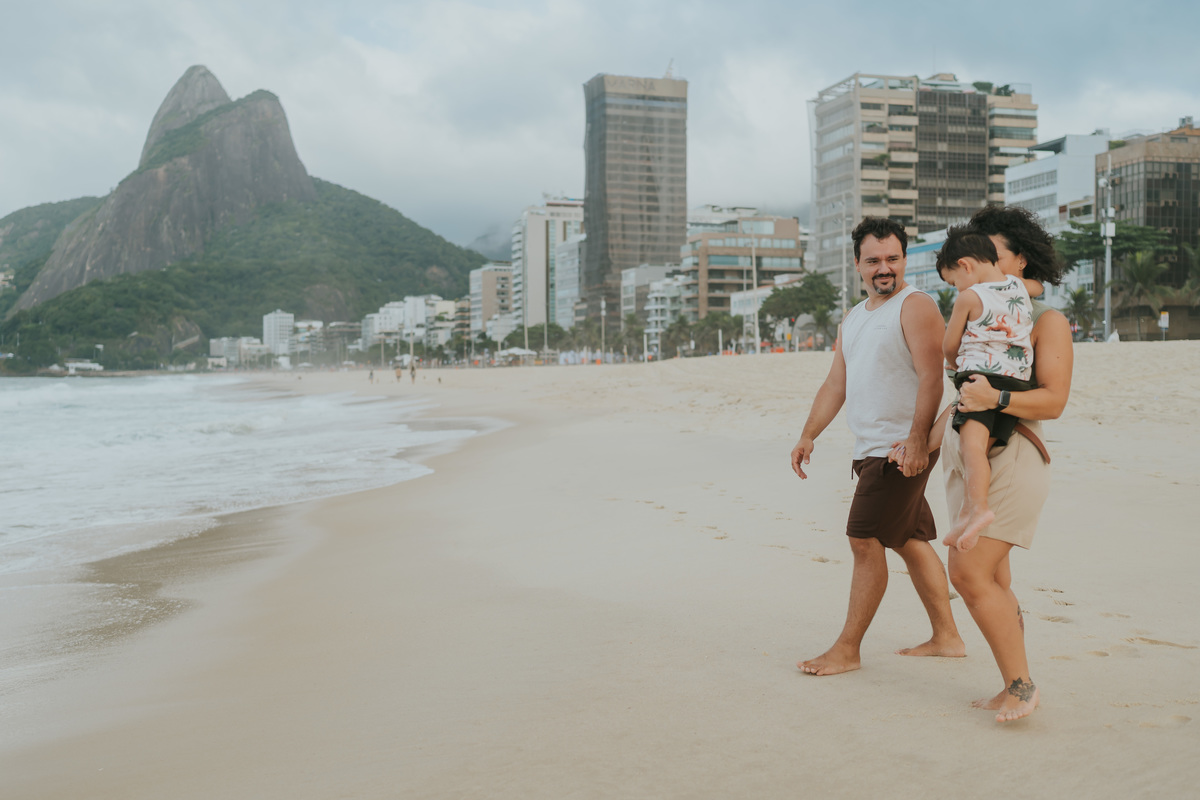 fotografia fotografa ensaio familia externo ao ar livre praia do Leblon Ipanema rio de janeiro rj espontâneo natural 